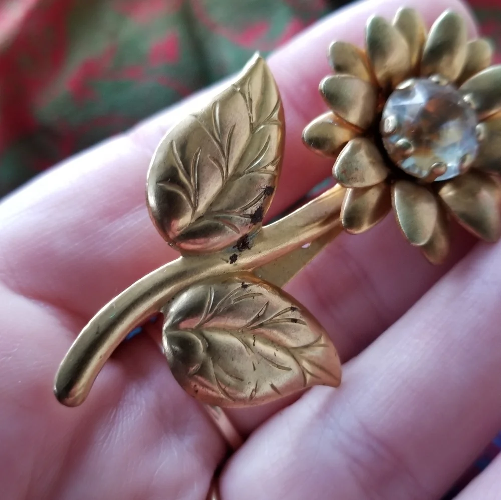 Vintage daisy flower brooch gold tone clear rhinestone flower pin